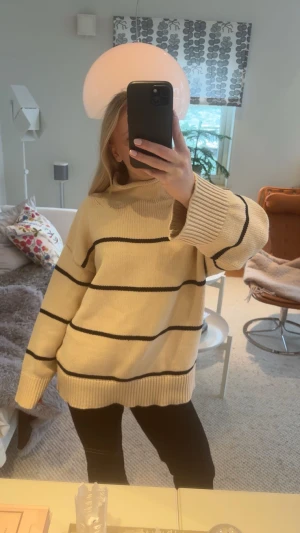 Stickad tröja från Dagmar - Beige stickad tröja med ränder från Dagmar❣️❣️pris kan diskuteras!!