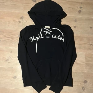 Hollister Hoodie - Hollister hoodie som är sjukt fet och väldigt eftertraktad, storlek är Barn L men sitter som en S ungefär. Det är en tunn hoodie. Vid minsta fråga eller fundering hör av er🤝🏼