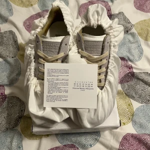 Maison margiela gats storlek 43  - Maison margiela gats biege/ vit med gummi sulla       box dust bag o lapp följer med om man vill det! Box är i dåligt skick skriv privat för mer bilder! Pris går o diskutera vid snabb affär.