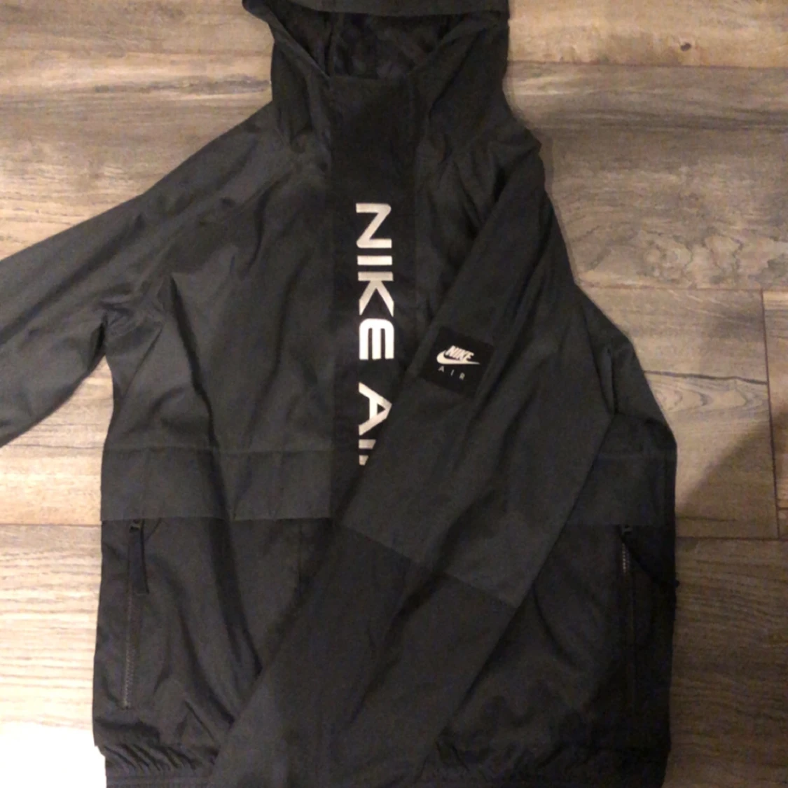 Svart vindjacka Nike Air med huva