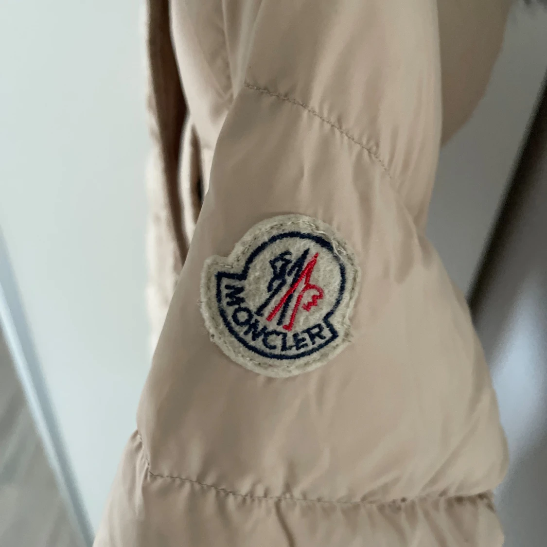 Beige Moncler dunjacka med päls - 2