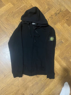 Svart hoodie från Stone Island - Jätte fin tröja som är använd jätte få gånger den har inga skador eller liknande för mer information skriv gärna 