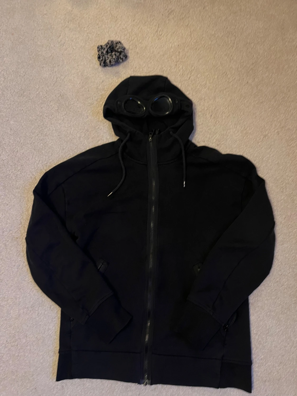 Svart hoodiejacka C.P. Company med goggles