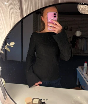 Svart långärmad topp med struktur - Säljer en svart långärmad Blus med ett strukturerat mönster. Den är köpt för något år sedan men finns inga tecken på att den skulle vara sliten eller så!🩷