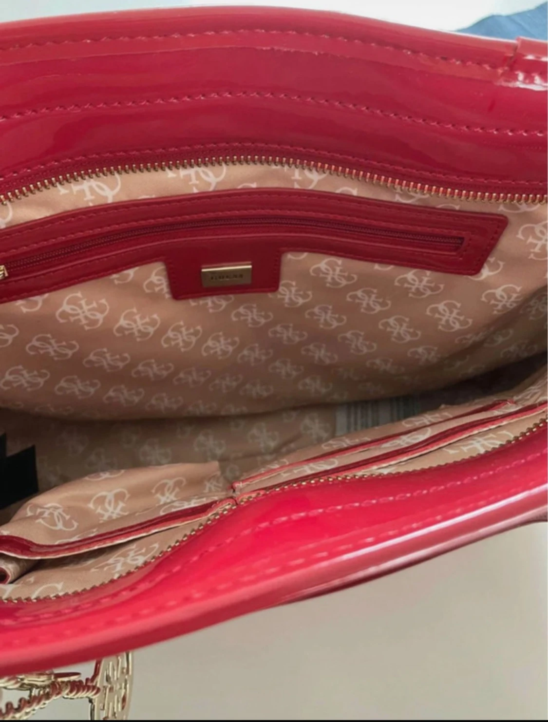 Röd handväska från Guess - 2