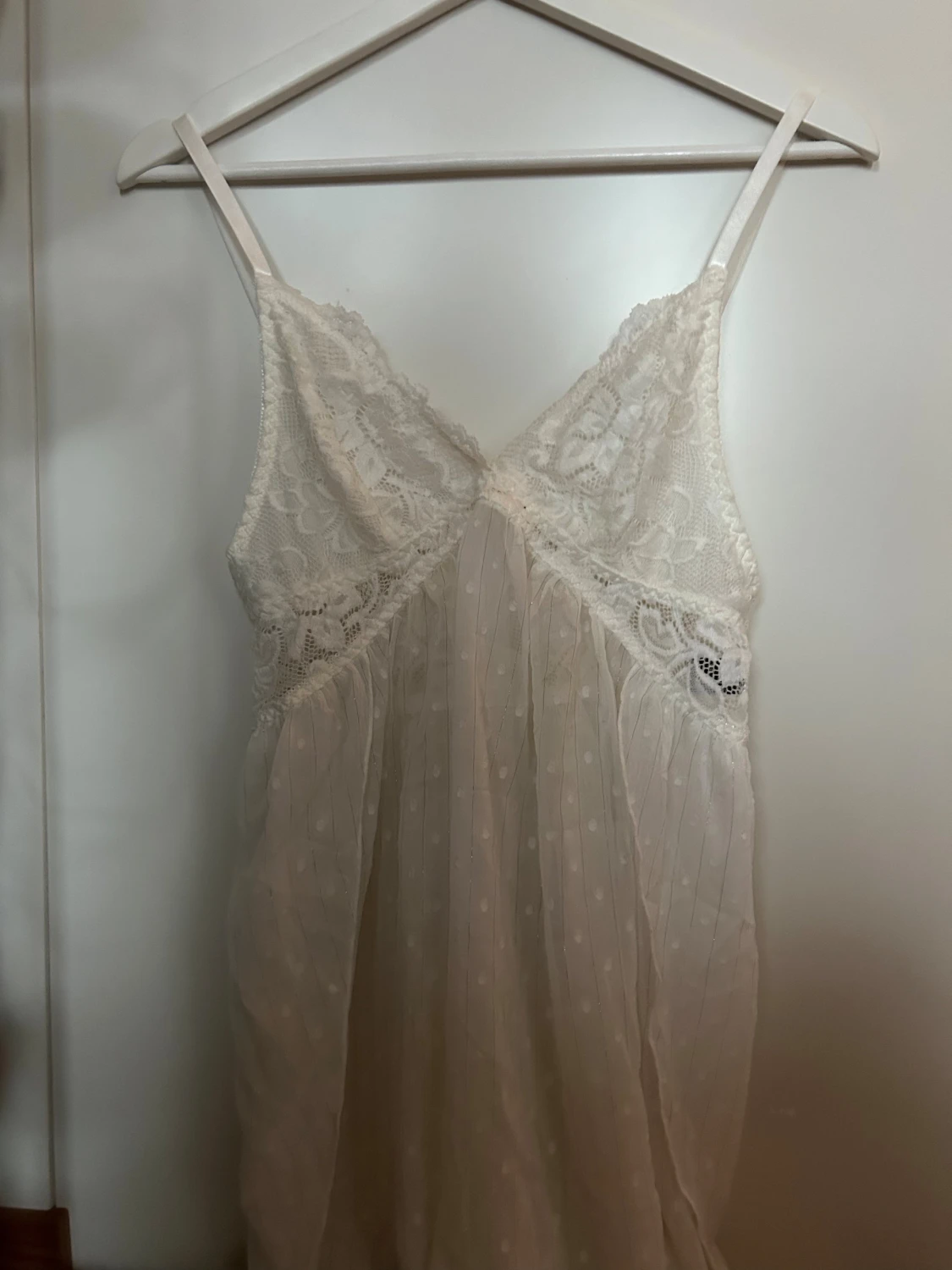 Vit spets nattlinne  med prickigt tyg