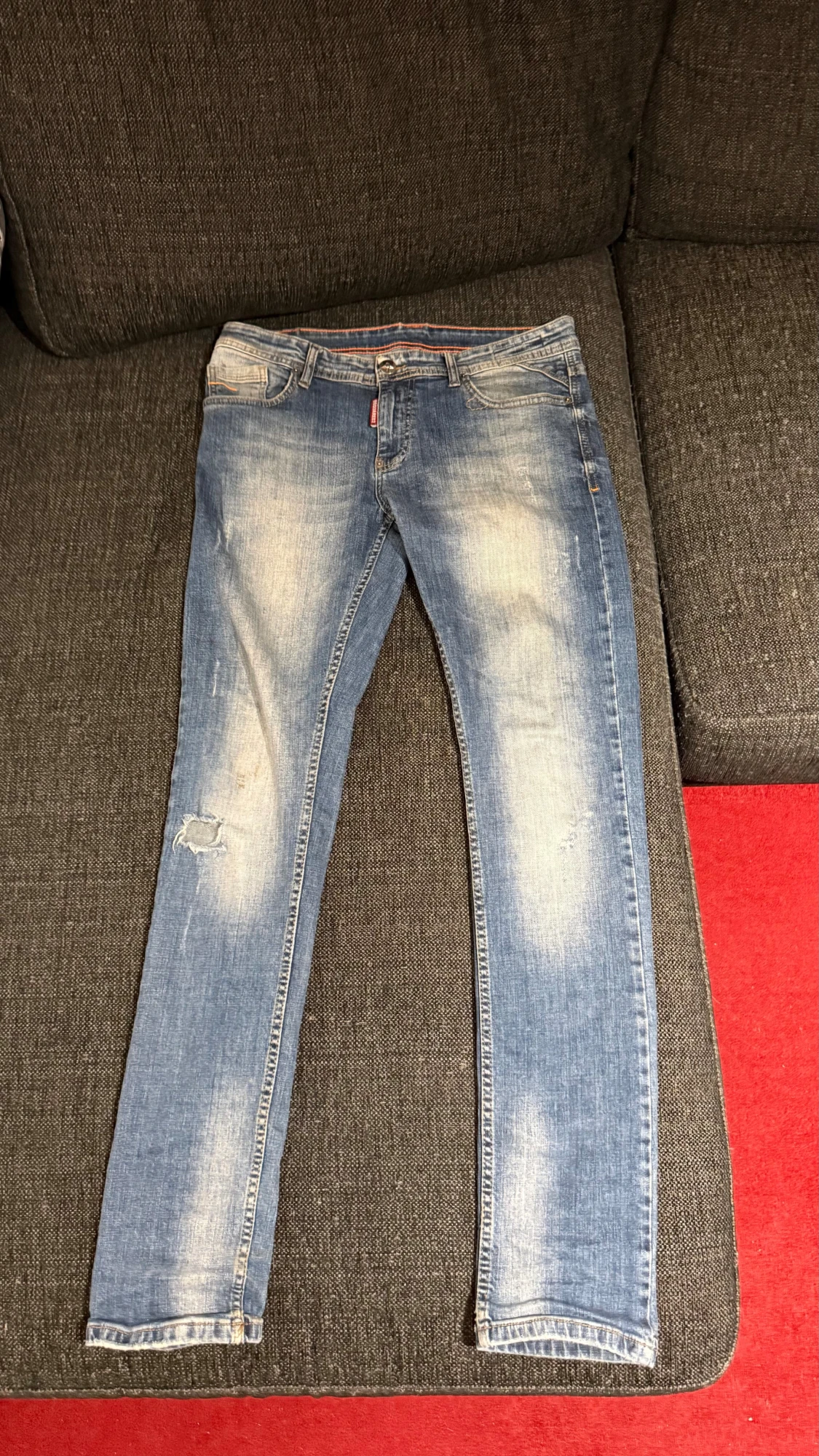 Blå skinny jeans med slitningar