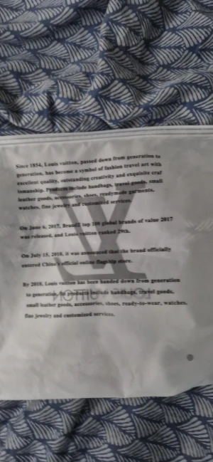 Svart rutig mössa med L v-logga - Svart mössa från L v med diskret rutmönster och uppvikt kant. Framtill sitter en vit patch med svart L v-logga. Mössan är stickad och har en exklusiv känsla, perfekt för dig som vill ha en clean och lyxig look.