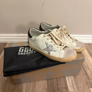 Golden Goose skor - INTRESSEKOLL på mina snygga Golden Goose skor. De är använda men i väldigt bra skick!! Skickar gärna fler bilder och svarar på frågor privat! ❤️