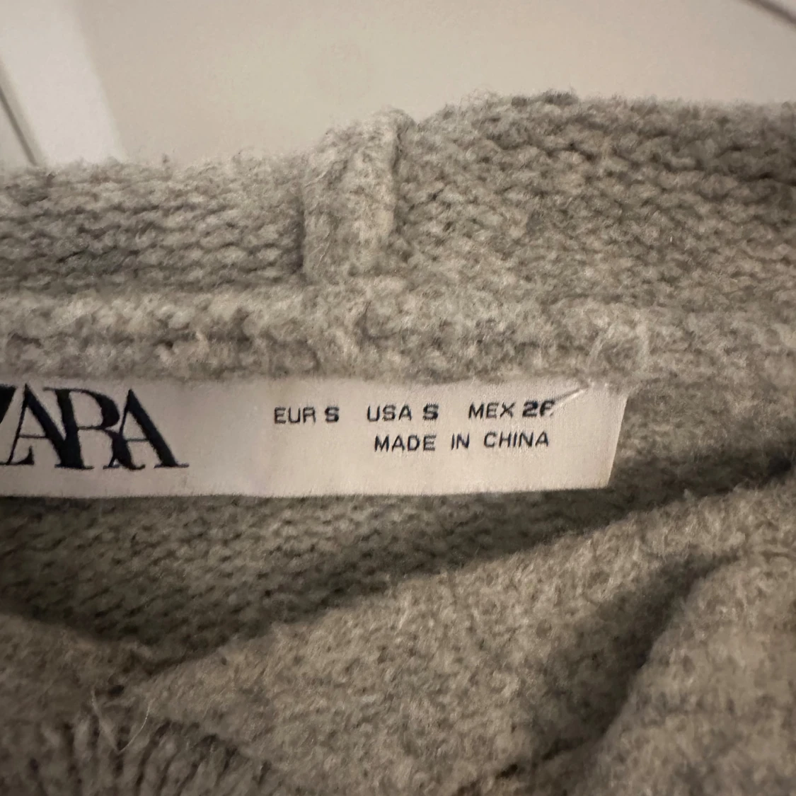 Grå stickad hoodie från Zara - 2