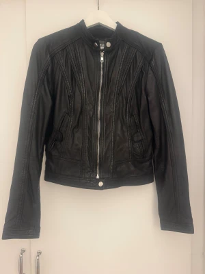 Äkta Läderjacka - Svart skinnjacka i äkta läder. Använd någon enstaka gång, inga defekter. 💕 Storlek 40 men skulle säga att den passar storlek M. 