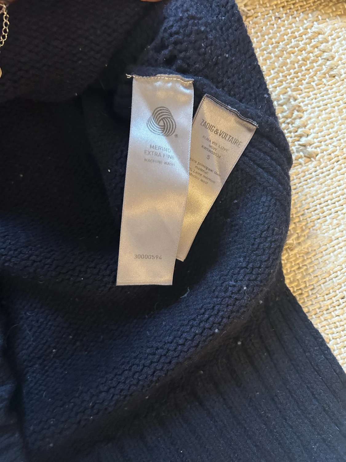 Svart polotröja med röd text - 4