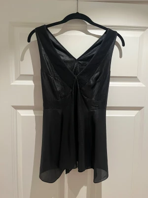 Svart top från Diesel - Snygg svart top från diesel. Jätte fin passform 