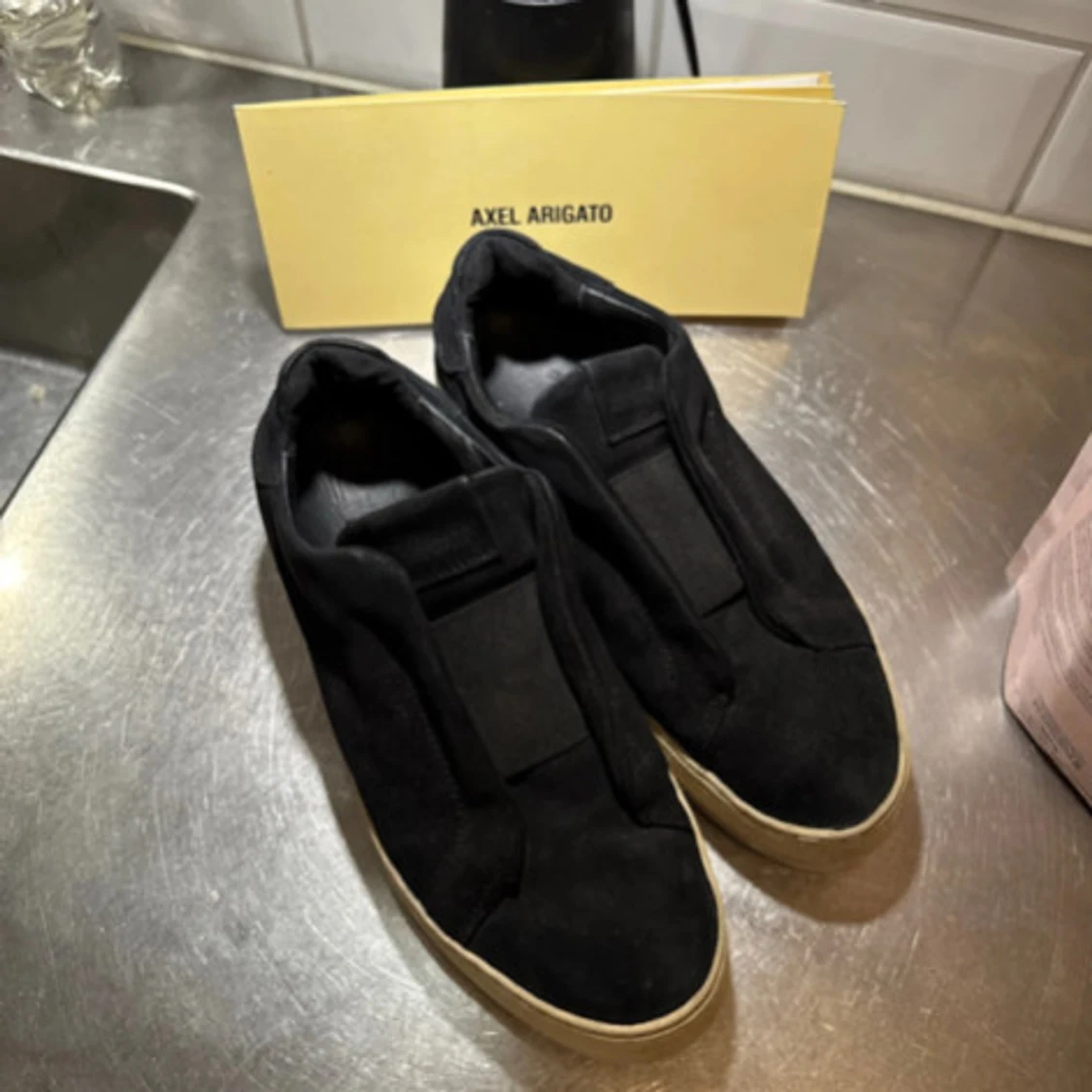 Svarta Axel Arigato sneakers