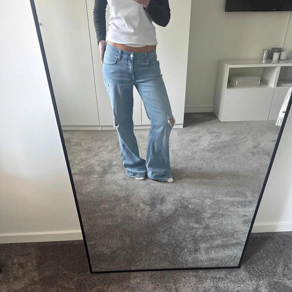 Ljusblå jeans med slitningar - 2