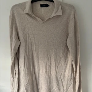 Riley tröja - Väldigt snygg beige stickad Riley Piké i använt men bra skick! Storlek L. Inga hål eller fläckar och väldigt skön och snygg passform. Tveka inte vid minsta fråga eller fundering😃