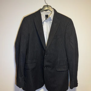 Oscar Jacobson kavaj  - Säljer den här jätte snygga kavajen från Oscar Jacobson den är i storlek M, NYPRIS cirka 5000kr!!!, kavajen är väldigt exclusive och jätte snygg. Kavajen har väldigt snygga vita mönster! priset är inte fast utan går att diskutera! 