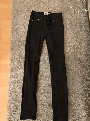 Svarta skinny jeans   - Svarta skinny jeans som är stretchiga i midjan, använda några gånger