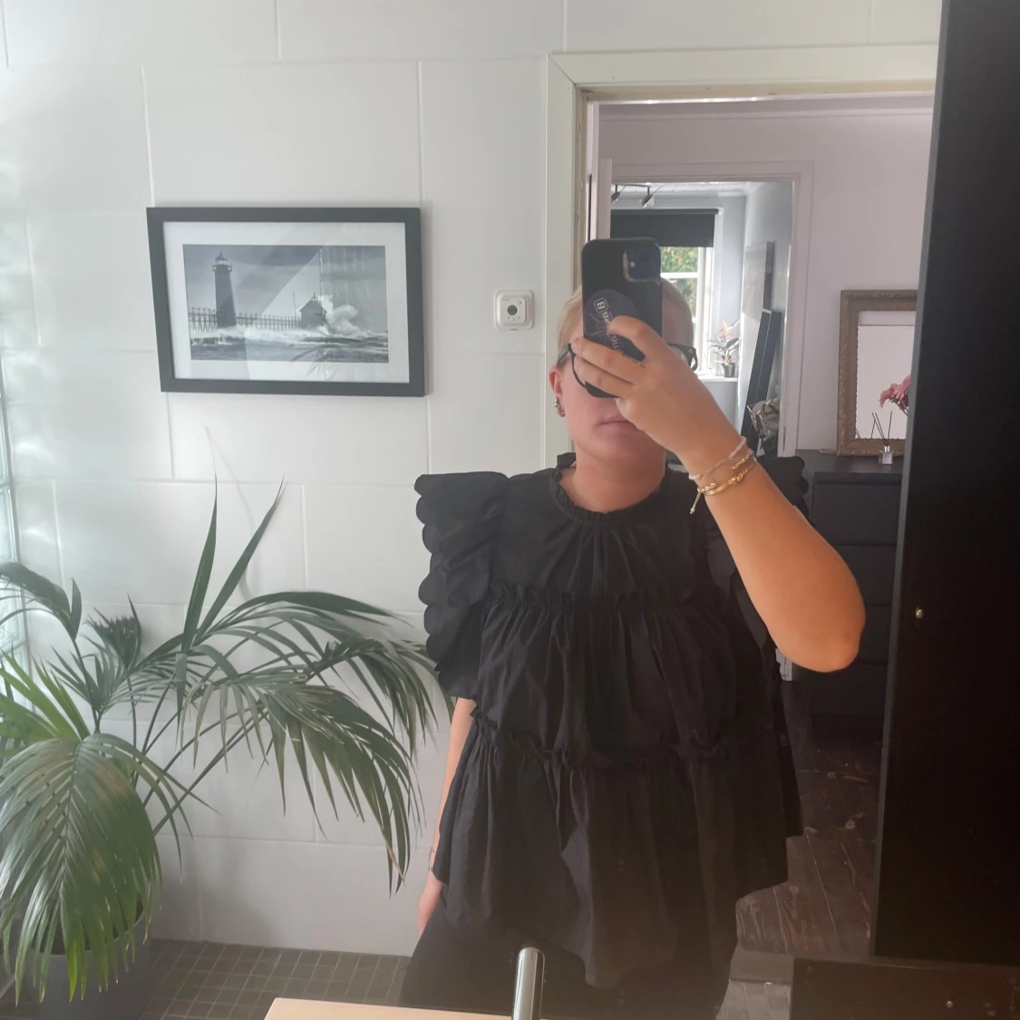 Svart volangblus med puffärm