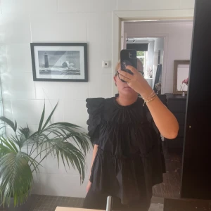 Svart volangblus med puffärm - Säljer en svart blus med volanger och puffiga axlar. Använd fåtal gånger, märket är object, nypris 699kr