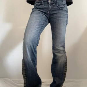 Blå bootcut jeans med zebradetalj - Storlek 29/34, S/M övriga frågor skriv till mig. 
