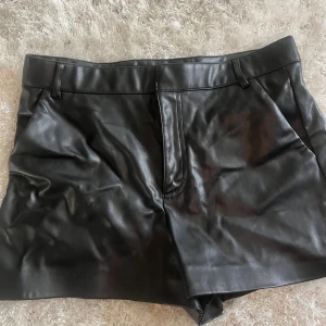 Skinnshorts zara - Aldrig använda skinnshorts från Zara!! 