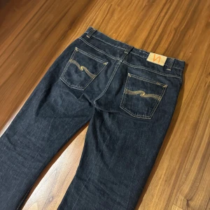 Vintage nudie jeans low flare glenn  - Tjena! Nu finns dessa paret Vintage nudie jeans low flare glenn jeans till salu! Denna modellen tillverkas ej länge så är svåra att få tag på, och dem är i topp skick! Storlek 36/34. 
