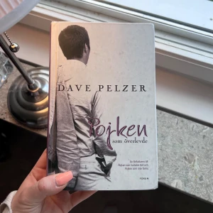 Pojken som överlevde - En stark och gripande berättelse om att överleva mot alla odds. Dave Pelzer delar med sig av sin resa från en svår barndom till vuxenliv, om kampen för att hitta mening, glädje och försoning. Perfekt för dig som gillar verklighetsbaserade historier som inspirerar och berör.