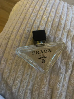 Prada Milano Virtual Flower parfym - Snygg och modern parfym från Prada med namnet Virtual Flower. Flaskan har en unik design och utstrålar lyxig känsla. Perfekt för dig som vill sticka ut med en ikonisk accessoar från ett av världens mest kända modehus. Köpte den för 2200 och vill sälja den för 900. Det är typ 65 ml som är kvar i den 