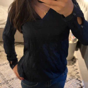 Mörkblå blus från Vila med v-ringning - Jättefin mörklå blus som man enkelt kan matcha till, passar bra till jobb eller skola⭐️