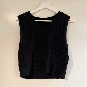 Stickad väst  - Superfin stickad väst i storlek S, knappt använd ✨