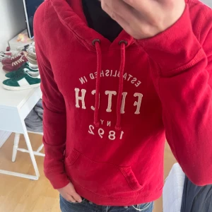Vintage Abercrombie & Fitch Hoodie  (Sällsynt) - Säljer nu denna sjukt snygga vintage hoodie från Abercrombie & Fitch! Säljs ej längre i butik och är därför sällsynt🤩 Passar perfekt till höst och vinter ❄️! Storlek på etiketten är L men passar S/M bättre✌️ Skriv vid funderingar 📲🤝
