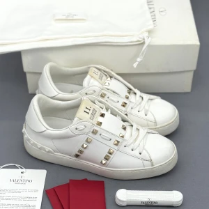 Valentino Rockstud | 36 - Valentino Rockstud sneakers | Grymt skick! | Storlek 36 men passar större | Original box, dustbag, kort samt extra skosnören ingår! | INGA BYTEN | Fraktar spårbart eller möts upp i Täby