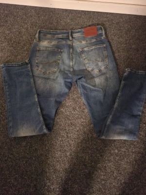 Feta jeans jack n jones slim fit w30 l32 - Jeans från jack n jones med feta slitningar använt dem tre fyra gånger tycker dem är lite stora på mig så dem är näst intill sprillans nya storlek är w30 l32 skriv vid funderingar mvh. Pris ej hugget I sten.