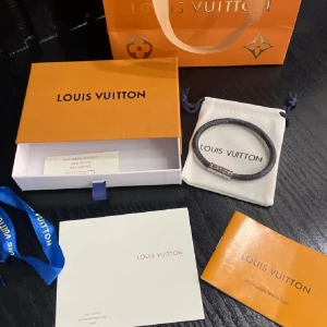 Armband L V - Säljer detta väldigt fina armbandet. Fin färg och perfekt för vardagsanvändning.  199! Inga defekter alls. Fraktas samma dag😁