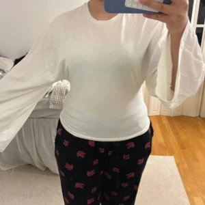 Tröja med vida armar - Vit tröja med vida armar från lager157 i storlek M , prislappen fortfarande på!