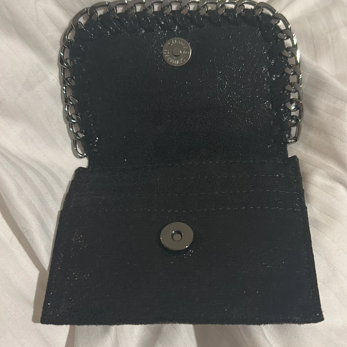 Svart plånbok med kedjedetalj - 3