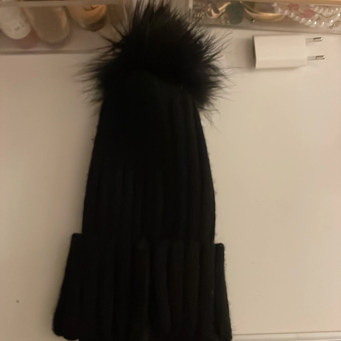 Svart  mössa med pälsboll - 1