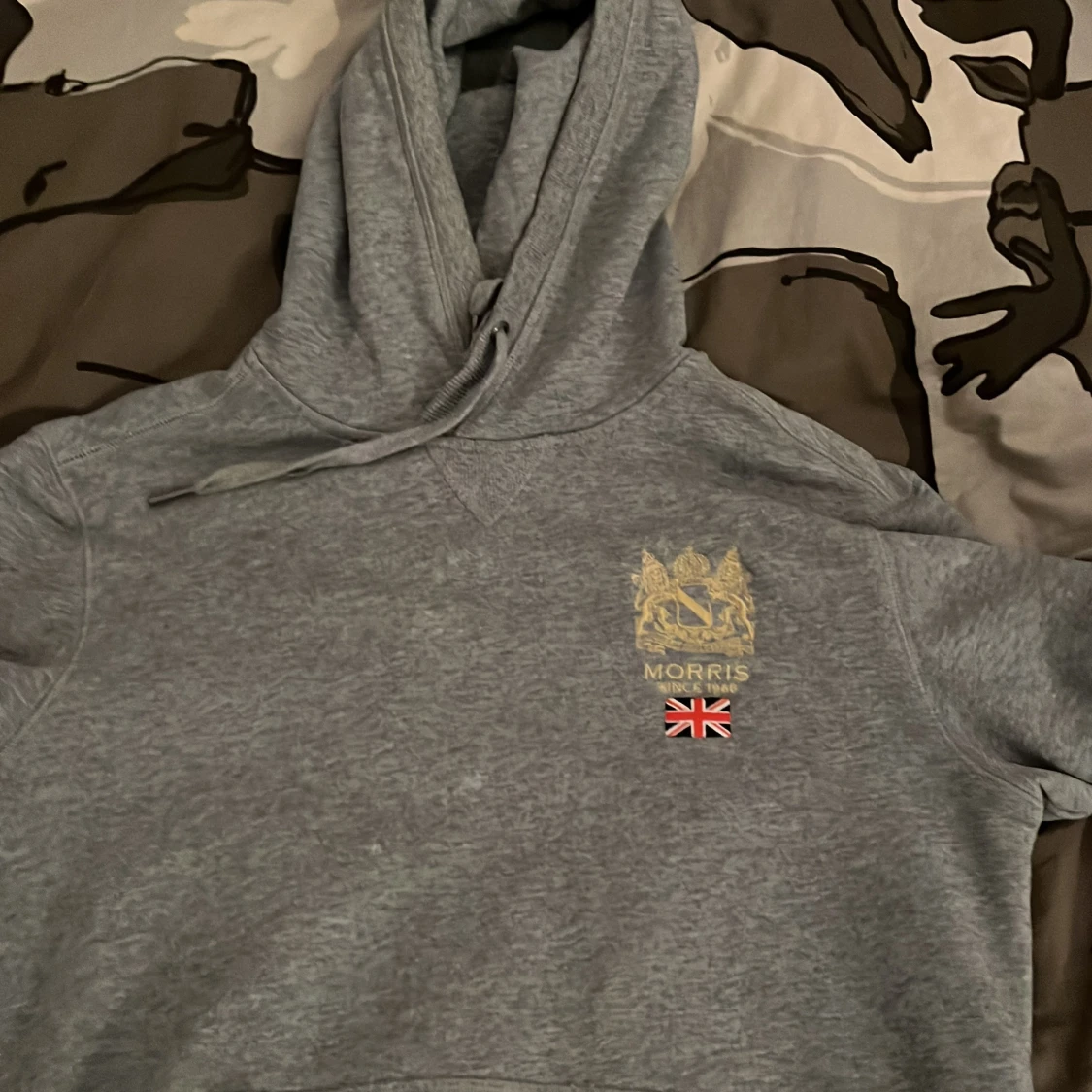 Grå hoodie från Morris med tryck