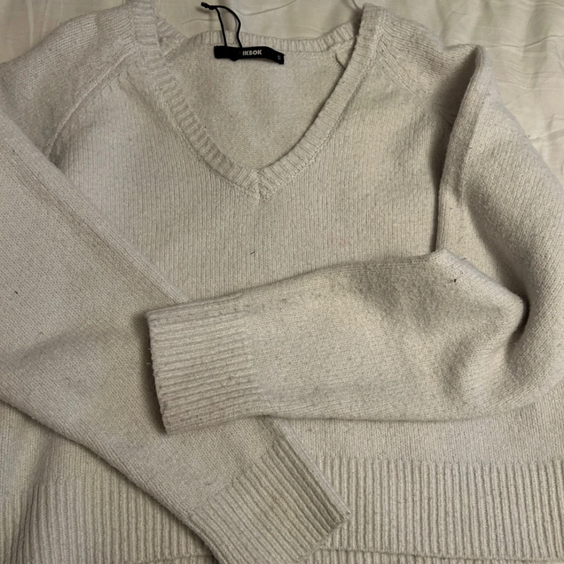 stickad v-ringad tröja