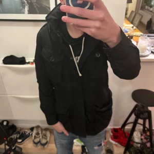 Ralph Lauren feild jacket - Ralph lauren med justerbar passform. Drag kedjan är sönder och jag har försökt att laga den men funkade inte, där av lite lägre pris. Perfekt till vintern🙌