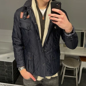 Barbour fieldjacka - ”Steve McQueen” - Säljer denna ovanliga och feta fieldjackan från Barbour!🙌🏻 || ”Steve McQueen” kollektionen med denna jacka släpptes 2017 och har inte sålts sen dess, vilken gör denna unik och väldigt ovanlig || Skick: 9/10 || Storlek: S || Pris: 799kr || Skriv vid funderingar!