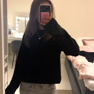 Svart stickad tröja från & Other Stories - En superskön svart stickad från & other stories i storlek xs🩷