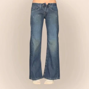 Blå bootcut jeans från Ichi  - Snygga blå bootcut jeans från Ichi som tyvärr är för små på mig! De är gula på vissa ställen och har slitningar och jag vet inte om det är med mening eller inte… Jag på bilden har strl 38 på underdelar och är 170cm lång. Klicka på köp nu <<33