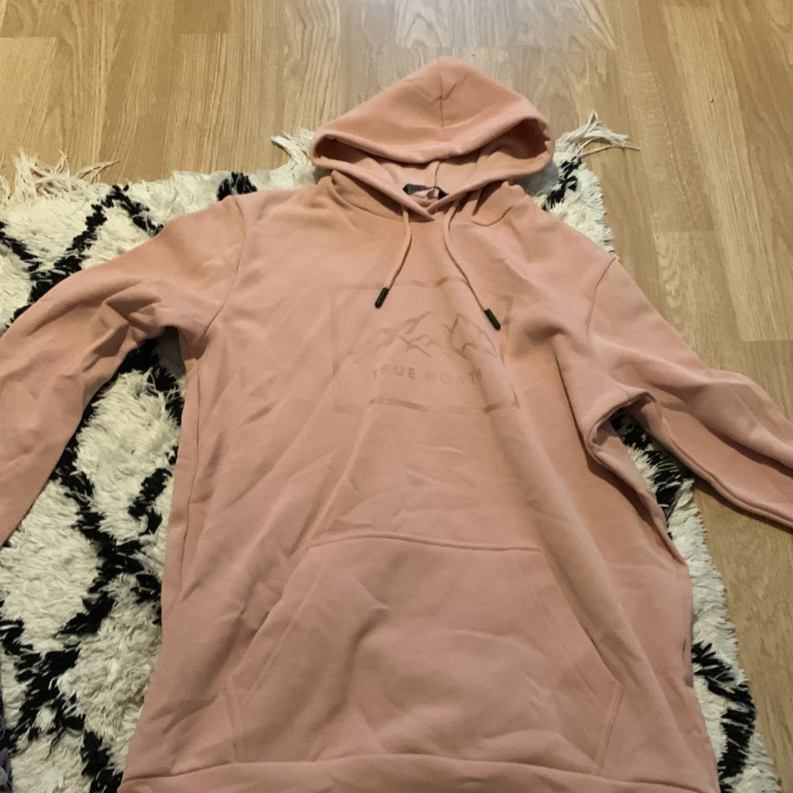 Rosa hoodie från True North