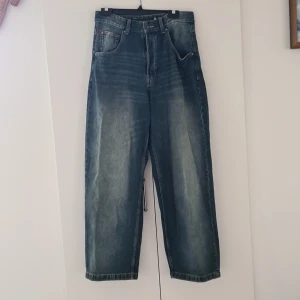 Baggy jeans från Bershka - Baggy jeans från Bershka, knappt använda. Röda stygn som detalj, storlek 39. Kan gå ned i pris, kolla mina andra saker!!