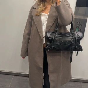 beige brun kappa - Säljer en beige/brun kappa, super fin till höst vinter. 