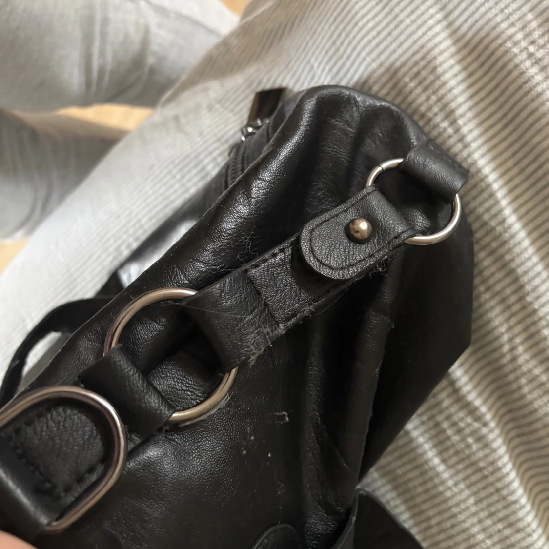 Svart axelväska i skinn med ringdetaljer - 3