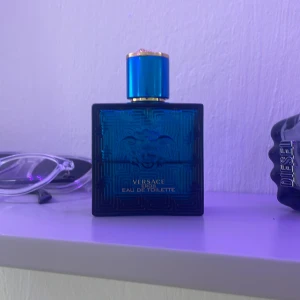 Versace Eros Eau de Toilette - Tja! Säljer nu min halvfulla Versace Eros för ett rimligt pris på 299kr Parfymen luktar sjukt gott och håller länge.