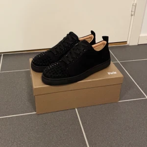 Christian Louboutin skor - Ett par nya Christian Louboutin skor i storlek 42, snygg färg på skorna inför vintern, skriv vid frågor